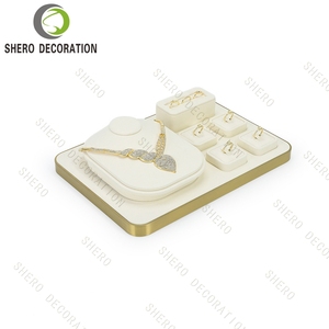 Exhibidores de Joyería de Terciopelo Beige Hechos a Medida con Borde Metálico Dorado, Bandeja de Joyería con Diseño Personalizado para Boutique Minorista - Product Image 1
