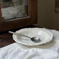 Ensemble d'assiettes et de bols en céramique irrégulière à bord perlé, style européen rétro, blanc, résistant au lave-vaisselle, durable, personnalisable pour les fêtes
