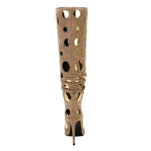 Bottes hautes en daim doré à clous miroir personnalisées OEM ODM pour femmes, à bout pointu et talon aiguille, style western pour l'été et l'hiver - Product Image 3