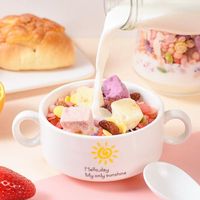 Céréales aux graines de chia et aux fraises, flocons d'avoine aux fruits, yaourt aux graines de chia et noix - Remises en gros disponibles