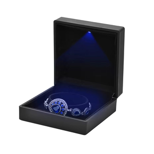 Boîte à bijoux de luxe avec éclairage LED, boîte cadeau noire haut de gamme pour fiançailles, mariage, anniversaire et Saint-Valentin - Product Image 1