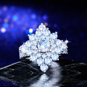 Anello da Donna Floreale a Quattro Punte Scintillante, Elegante Gioiello Regolabile in Lega, Stile Moderno, Idea Regalo - Product Image 4