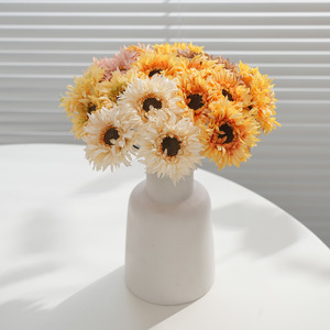 Bouquet de chrysanthèmes artificiels Plain Realm, décoration d'automne, fleurs en soie plastique pour la décoration de la maison, de la table et des hôtels - Product Image 1