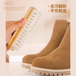 Cepillo para zapatos de gamuza con mango de madera y cerdas de plástico para limpiar y pulir botas y zapatos - Product Image 1