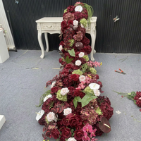 Composition florale en soie rouge bordeaux personnalisée, arche florale incurvée irrégulière avec des lianes vertes suspendues pour toile de fond de mariage d'automne