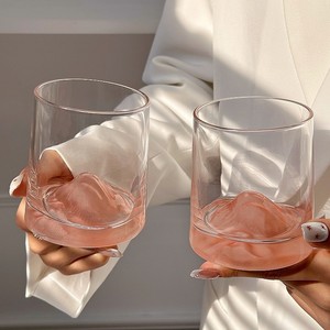 Vaso de jugo de montaña rosa de diseñador de 200ml al por mayor, vaso de cristal de whisky de fondo ultra grueso para restaurantes, diseño bonito - Product Image 4