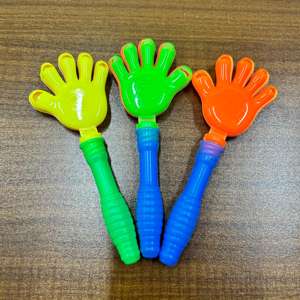 Mini clapets à main en plastique jouets personnalisables pour enfants bonbons remplissage fabricant de bruit pour faveur de fête - Product Image 2