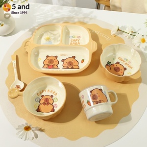 Juego de <span class=keywords><strong>Vajilla</strong></span> <span class=keywords><strong>Infantil</strong></span> de <span class=keywords><strong>Melamina</strong></span> de Grado Alimenticio con Diseño de Capibara, Tazón, Taza, Plato, Cuchara - Modelo KP, Diseño Fresco y Adorable - Product Image 1