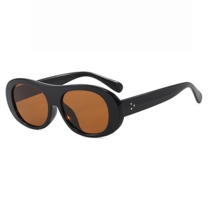 Lunettes de soleil rétro pour femmes en PC, légères, verres UV400, monture complète ronde, rouge et gris, forme personnalisée – Vente chaude usine - Product Image 4