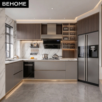 Meubles de cuisine modulaires en forme de L en bois grainé crème sur mesure avec réfrigérateur et four intégrés pour projets de villas, hôtels et appartements