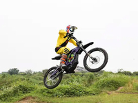 2025 Stock Original Light Bee X Dirt Bike Électrique Phantom Purple Edition Motocross Off Road Sur Ron Ebike 60v 40ah 8000w