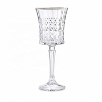 Verre à pied texturé avec bordure dorée vintage, transparence cristalline et lustre élégant, texture luxueuse de qualité supérieure pour banquets haut de gamme OEM