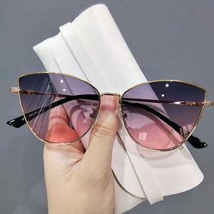 Lunettes de soleil œil de chat en métal avec logo personnalisé, monture large vintage en alliage, verres dégradés, protection UV400 pour femmes - Product Image 2