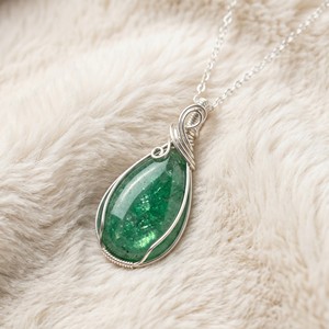 Colliers pendentifs en argent plaqué OEM/ODM en gros, avec pierre précieuse Aventurine verte en forme de goutte, enroulée sur fil, pour femmes - Product Image 3