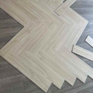 Dalles <span class=keywords><strong>de</strong></span> vinyle SPC à chevrons <span class=keywords><strong>de</strong></span> luxe économiques, étanches et faciles à installer, revêtement <span class=keywords><strong>de</strong></span> sol stratifié SPC pour villa, salon et chambre - Product Image 1