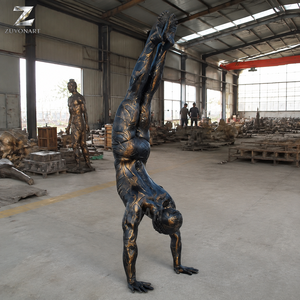 Scultura in Bronzo di Ginnasta, Statua di Figura Umana Acrobatica Fusa a Mano con Patina Anticata per Hall di Hotel, Palestre e Impianti Sportivi - Product Image 3