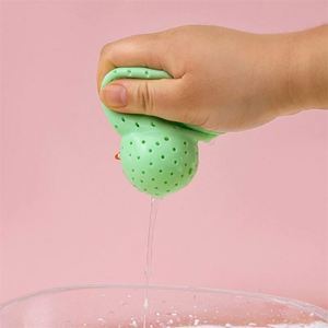 Jouet d'intérieur pour enfants : Adorable petit canard à presser avec trous pour le jeu aquatique et le soulagement du stress - Product Image 4
