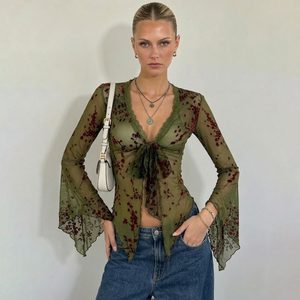 Blusa Transparente con Cuello en V, Manga Larga, Adorno de Encaje Floral Verde y Nudo Frontal para un Estilo Diario de Verano - Product Image 1