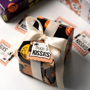 Papier cadeau personnalisé écologique et recyclable sur le thème d'Halloween, rouleau de papier d'art couché double face 100 GSM, citrouilles, fantômes, chats - Product Image 2