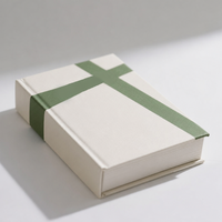 Boîte cadeau rigide à couvercle rabattable avec logo personnalisé, boîte en papier décorée d'un nœud en ruban satiné avec estampage à chaud argenté pour emballage de cadeaux de luxe