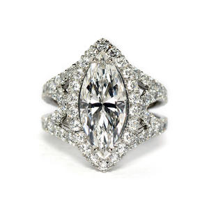 Anello di fidanzamento da donna Q790 in oro bianco con diamante taglio marquise, colore D naturale, design a halo - Product Image 2