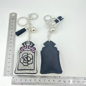 Nouveau cristal étincelant bouteille de parfum porte-clés mode cristal cuir gland sac pendentif fille cadeau en gros porte-clés en métal - Product Image 2