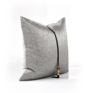 Vente en gros personnalisée 50 ensembles de housses de coussin jacquard pour décoration de luxe d'hôtel, housse de coussin carrée grise avec pompon pour canapé et chambre à coucher - Product Image 3