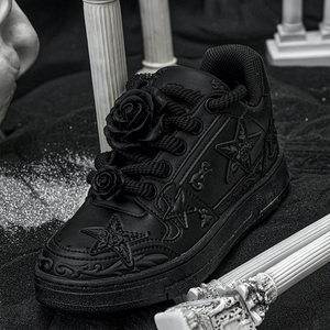 Chaussures de skateboard noires romantiques gothiques, ornées de motifs floraux en relief, de roses 3D, baskets basses - Product Image 1
