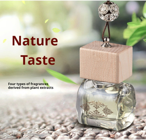 Mini vide personnalisé diffuseur de parfum de voiture pendentif diffuseur d'arôme bouteille thérapie carré verre suspendu parfum de voiture - Product Image 1