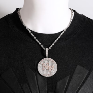 Pendentif initial rond en moissanite serti clos, style hip-hop personnalisé en argent sterling 925 pour hommes et femmes - Product Image 1