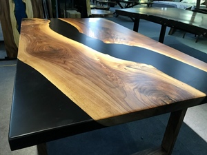 โต๊ะไม้ขอบเรซิ่นอีพ็อกซี่สีดำเงา ดีไซน์สวย ทนทาน ปรับแต่งขนาดได้ เหมาะสำหรับตกแต่งบ้านหรูหราระดับพรีเมียมหรือสำนักงาน - Product Image 4