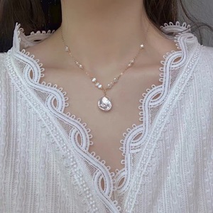 Collar Elegante y Moderno para Mujer con Perlas Barrocas Naturales, Cadena para Clavícula con Diseño de Pétalos, Versatilidad para Vestidos de Encaje - Product Image 1