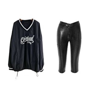 Completo Casual da <span class=keywords><strong>Donna</strong></span> Peeqi, Due Pezzi con Stampa Lettering, Top <span class=keywords><strong>Oversize</strong></span> a Maniche Lunghe e Pantaloncini Aderenti in Ecopelle - Product Image 4