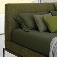 Lit king size minimaliste rembourré en tissu, cadre de lit double avec pieds en métal pour chambre à coucher, mobilier d'hôtel