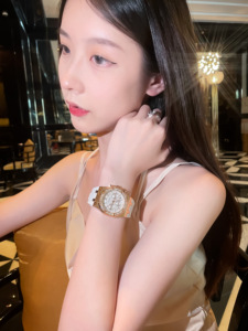 นาฬิกาข้อมือผู้หญิง CILOA หน้าปัดขนาดใหญ่ ดีไซน์หรูหรา ประดับด้วยคริสตัล - Product Image 4