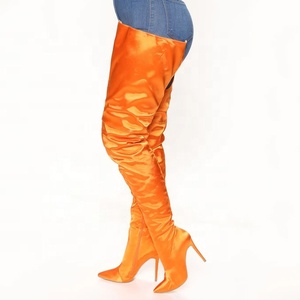 Bottes hautes pour femme style occidental, en satin lisse, à talon aiguille, bout pointu, avec fermeture éclair latérale, montantes jusqu'au-dessus du genou - Product Image 1