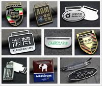 Logo en alliage de Zinc personnalisé étiquettes de logo de nom en métal pour siège de voiture sacs de canapé Plaques de boucle en métal argenté étiquettes de vêtements d'habillement