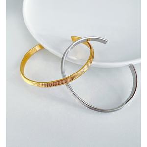 Joyería de acero inoxidable chapado en oro de 18K, accesorios simétricos de sarga a rayas, brazaletes, brazalete, alta calidad, B222284 - Product Image 4