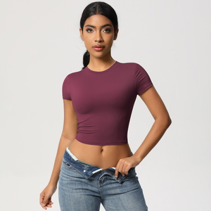 T-shirt court moulant à manches courtes pour femme, col rond, extensible et respirant, idéal pour l'entraînement sportif estival - Product Image 4
