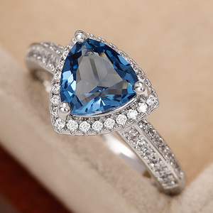 Anello Nuziale a Triangolo Massiccio per Donne, Gioiello da Dito Elegante e di Lusso - Product Image 2