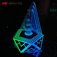 TERMEIN Wiederaufladbarer RGB LED Flaschenhalter Geometrischer Acryl-Likörflaschen-Präsenter Flaschen-Glorifier für Nachtclubs