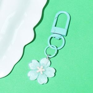 Breloques de sac imperméables pour femmes et filles, porte-clés en résine en forme de fleur de cerisier, breloques de clés en plastique - Product Image 2