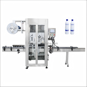 Machine d'étiquetage automatique pour manchons de nettoyant WC anti-corrosion - Applicateur de manchons rétractables haute vitesse pour bouteilles de produits chimiques quotidiens - Product Image 1