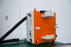 मोबाइल छोटा 500w फाइबर लेजर क्लीनर और लकड़ी के जंग के लिए पेंट रिमूवर, कंक्रीट और पत्थर पर हटाने (एयर-कूल्ड) - Product Image 4