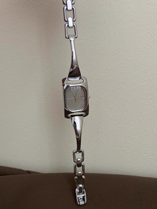 Orologi da Donna con Quadrante Quadrato e Logo Personalizzato all'Ingrosso con Cinturino in Metallo Lucido per Rivenditori di Marchi e Fornitori di Regali OEM - Product Image 4