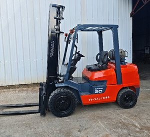 Chariot élévateur à fourche GPL d'occasion Toyota 3 tonnes 4 mètres 2 mâts - Product Image 6