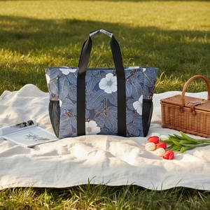 กระเป๋าช้อปปิ้งผู้หญิงลายพิมพ์ดอกพุดสีน้ำเงินกรมท่าขนาดใหญ่พิเศษ พร้อมสายสะพายไหล่ และช่องเก็บความเย็น - Product Image 1