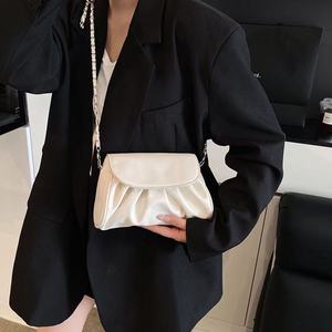 La combinación perfecta de tecnología de plisado y cadena metálica interpreta el encanto de la moda. - Product Image 1