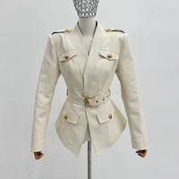 Veste en cuir blanche élégante pour femme, veste en cuir élégante à col en V avec détails de boutons dorés