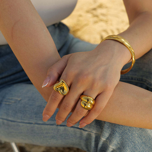 Anello Irregolare eManco in Acciaio Inossidabile Placcato Oro con Design Metallico Liscio e Lucido per Uomo e Donna, Uso Quotidiano e Ufficio - Product Image 4